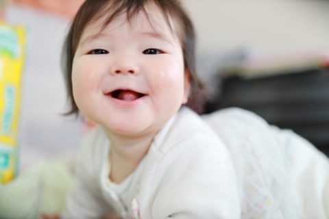 笑顔でカメラ目線の赤ちゃん