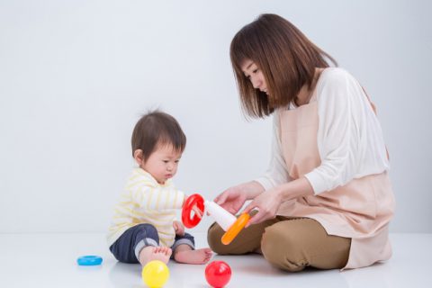 赤ちゃんと遊ぶ保育士