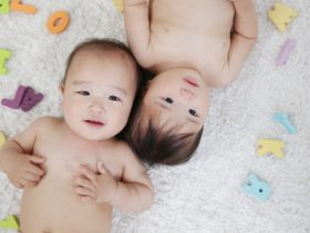 笑顔の2人の赤ちゃん