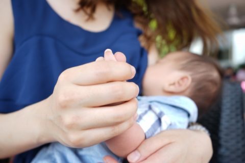 母乳はいつまであげるべき？WHOの見解は2歳までが基準の理由