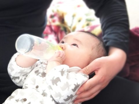 哺乳瓶を嫌がる飲まない赤ちゃんへの対処と保育園での対応方法