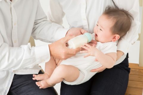 哺乳瓶を嫌がる飲まない赤ちゃんの対処法！保育園で拒否する時の対策