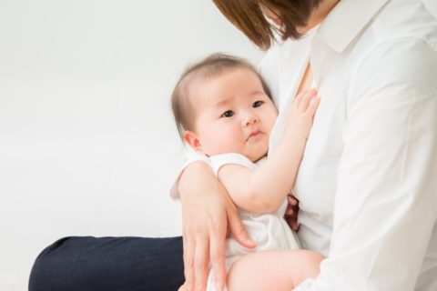 赤ちゃんのしゃっくりは止めるべき？出る原因を4つ解説