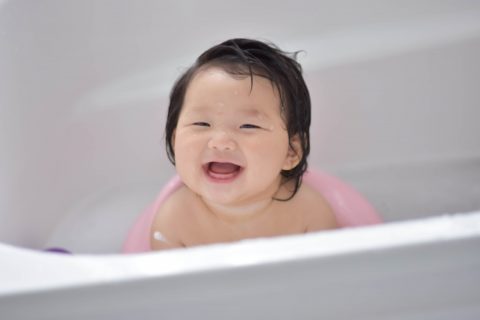 お風呂で笑顔の赤ちゃん