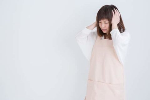 悩む保育士