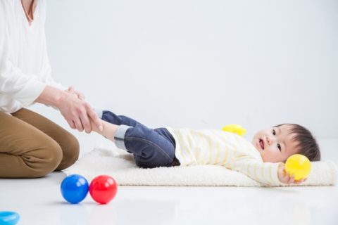 新生児の赤ちゃんが手足をバタバタさせるときの対処法