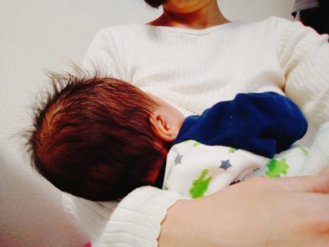 赤ちゃんが授乳中に泣く飲まない暴れる 抑えべき9つの原因と対処法 保育士ライフ