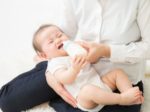 赤ちゃんが授乳中に泣く飲まない暴れる！抑えべき9つの原因と対処法