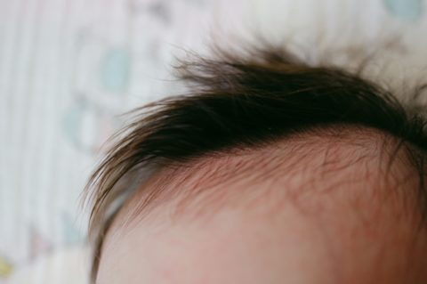 赤ちゃんの髪の毛がふわっと立つ理由3選【原因は母乳は本当か？】