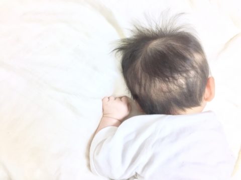 【成長過程で問題なし】赤ちゃんが髪の毛をむしる、引っ張るまとめ