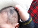 赤ちゃんが髪の毛をむしる引っ張る原因と対策【ストレス？眠たい？】