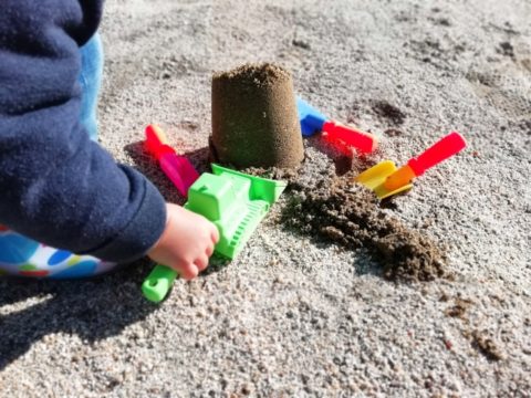 砂場で遊ぶ子供