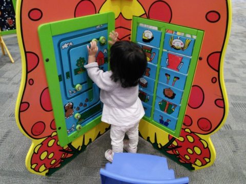 遊具で遊ぶ1歳児