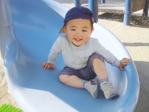 滑り台で遊ぶ子供