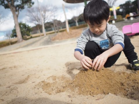 砂場で遊ぶ男の子