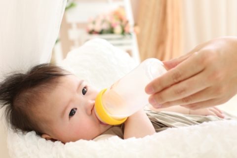 ミルクを飲む新生児