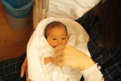 新生児のミルクの間隔の時間が短い時は飲み足りない 混合と母乳 保育士ライフ
