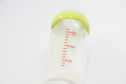 新生児のミルクの量はどれくらい？【間隔の目安は3時間】