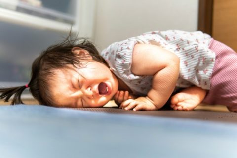 赤ちゃんが泣いたらすぐに抱っこすべき 泣く原因と対処法を紹介 保育士ライフ