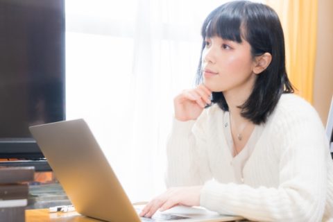 パソコンをする女性
