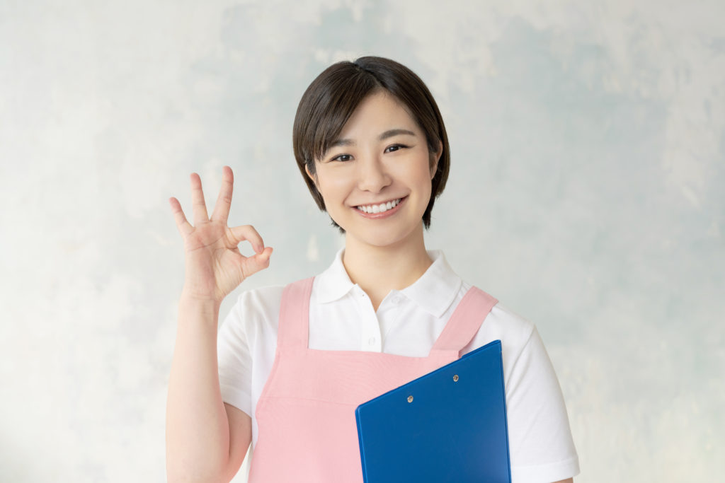 笑顔でOKサインを出す保育士