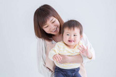 赤ちゃんを抱く保育士