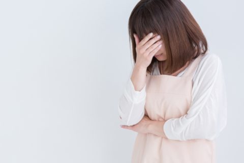 泣く保育士