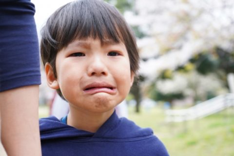泣きそうな男の子