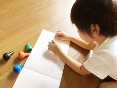 お絵描きをする男の子