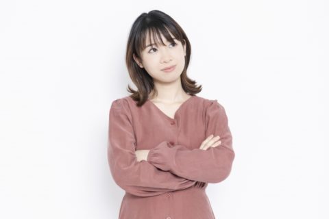 悩む女性