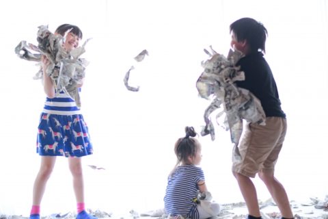 新聞遊びをする子供たち