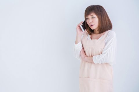 電話に驚く保育士