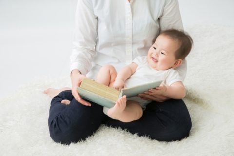 本を読む赤ちゃん