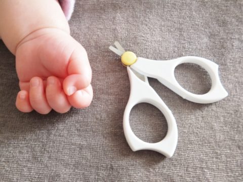 ハサミの爪切りと赤ちゃんの手