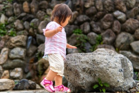 歩く赤ちゃん