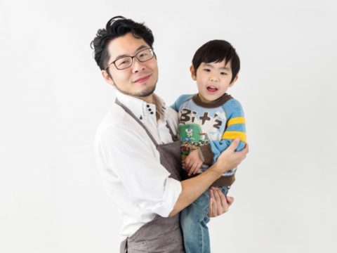 子供を抱く男性保育士