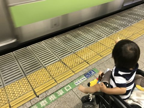 駅にいる赤ちゃん