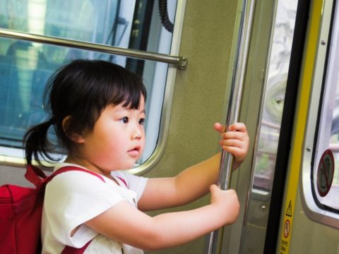 電車に乗る女の子