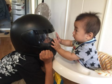 歩行器に乗る赤ちゃんと遊ぶお兄ちゃん