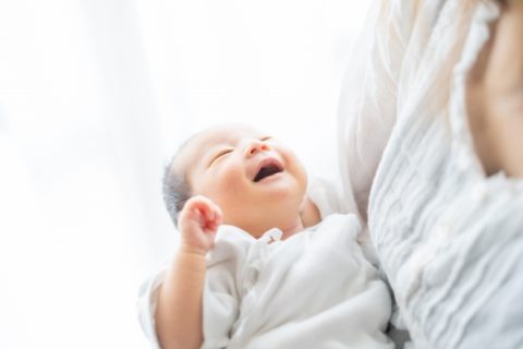 生後2か月の赤ちゃんの特徴と育児のポイント【成長を見守ろう】