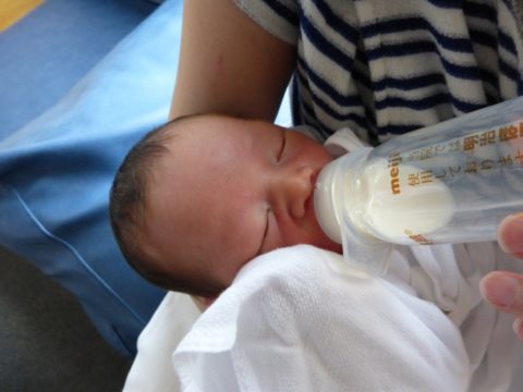 生後2か月の赤ちゃんのミルクの間隔は？量も解説【体重増加が目安】