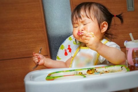 赤ちゃんの食べこぼしの対策と注意点【食べる成長を見守ろう】