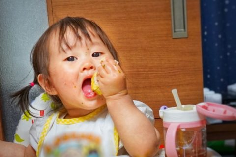 赤ちゃんの食べこぼしの対策5選【離乳食の時期に役立つ100均アイテム】