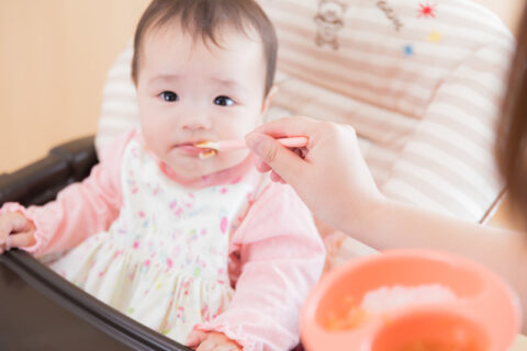 1歳児が給食を食べない時の対処法5選【ダメな食べさせ方】